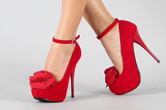 kırmızı bilekten bağlamalı yüksek topuklu ayakkabı