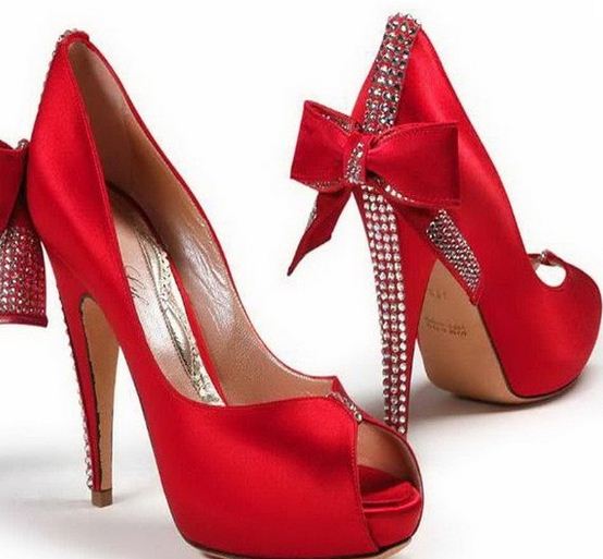 kırmızı üstüne fiyonk ve taş süslemeli abiye ayakabı modelleri