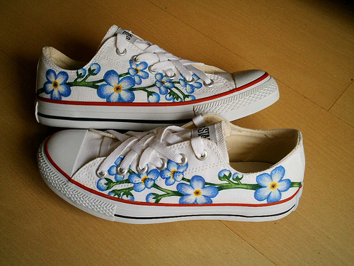 mavi çiçek desenli converse