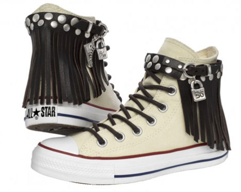 püsküllü beyaz converse modeli