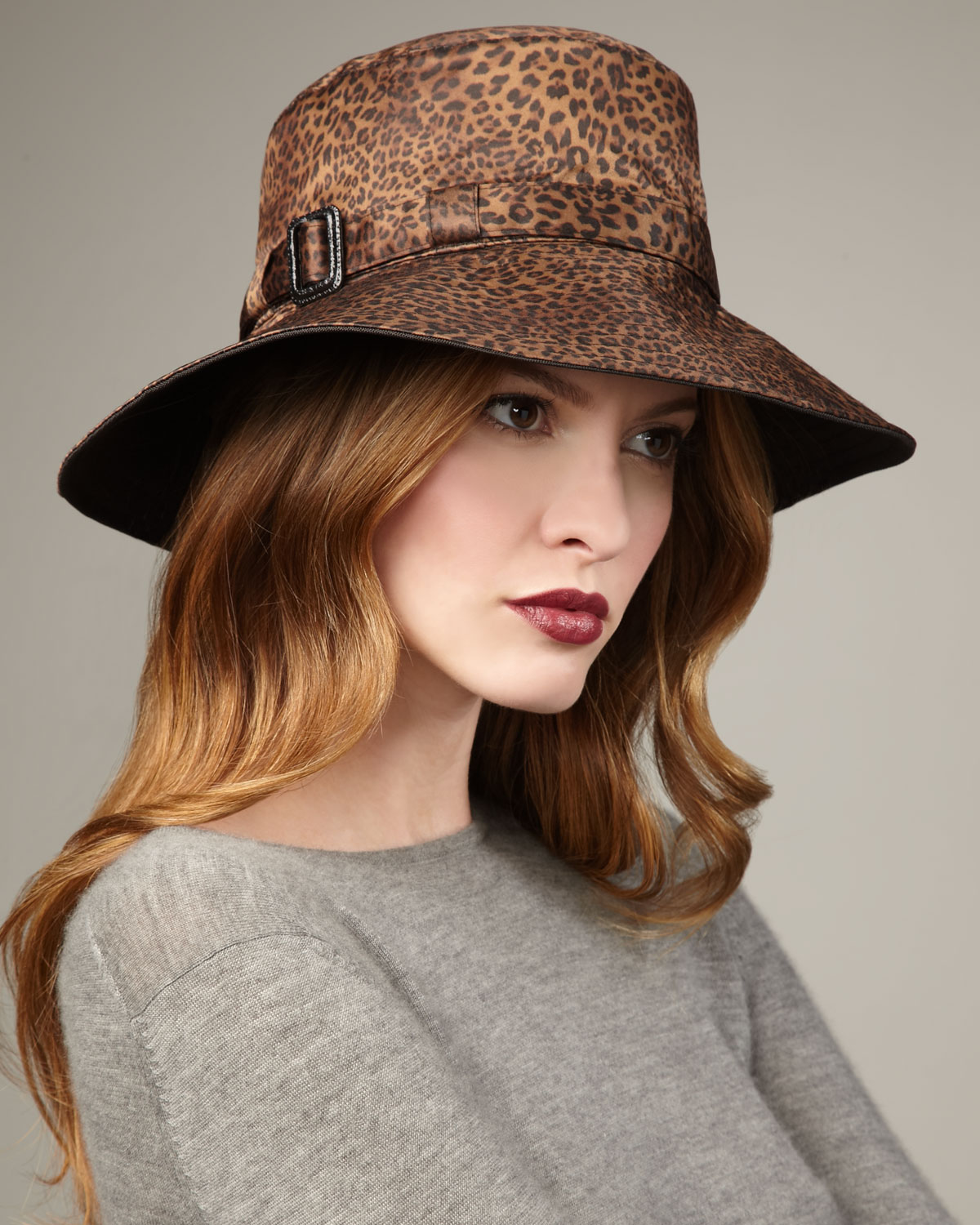 tasarım koyu leopar desenli şapka modeli