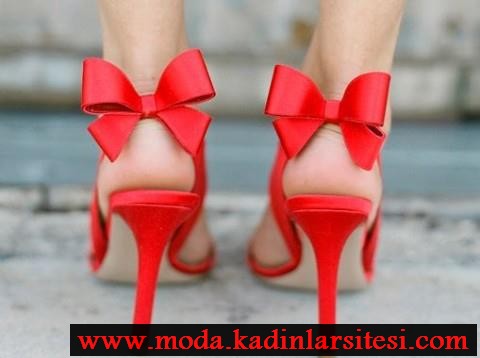 kırmızı fiyonk detaylı ayakkabı modeli