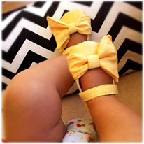 sarı fiyonk detaylı kız bebek ayakkabısı