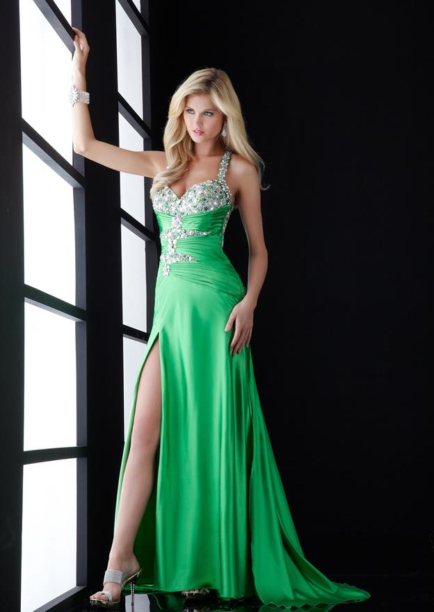 yeşil göğüs ve bacak dekolteli abiye elbise modelleri