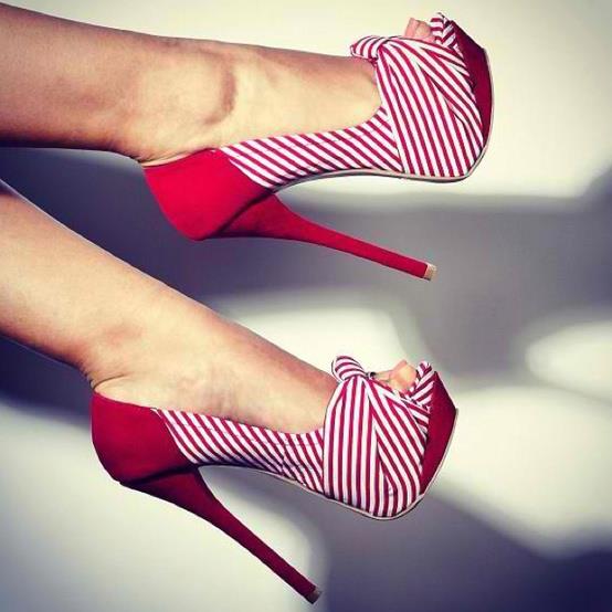 kırmızı çizgili ayakkabı modeli