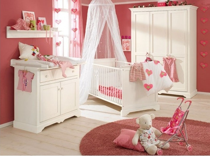 pembe beyaz kız bebek odası