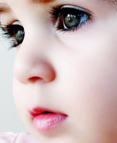 renkli gözlü bebek resmi