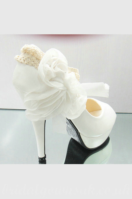 çiçek detaylı beyaz ayakkabı modeli