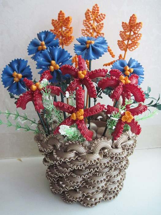 makarnadan yapılmış vazolu çiçekler