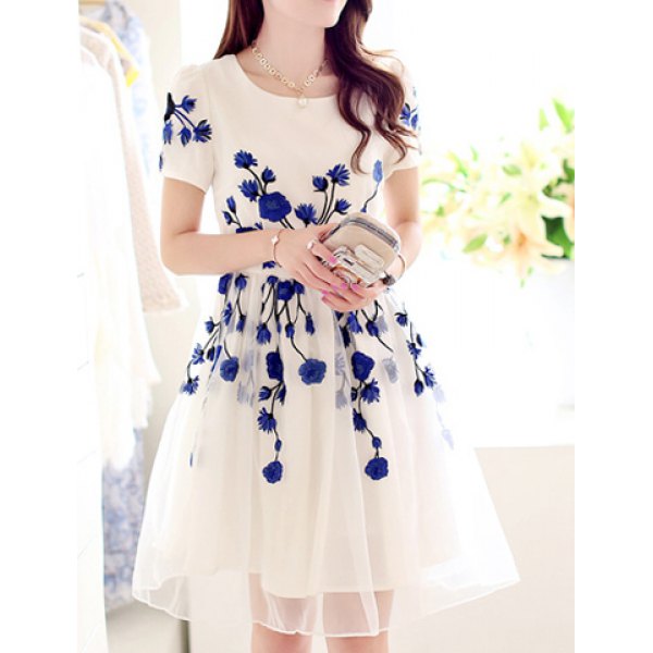 beyaz üzerine mavi çiçek işlemeli elbise