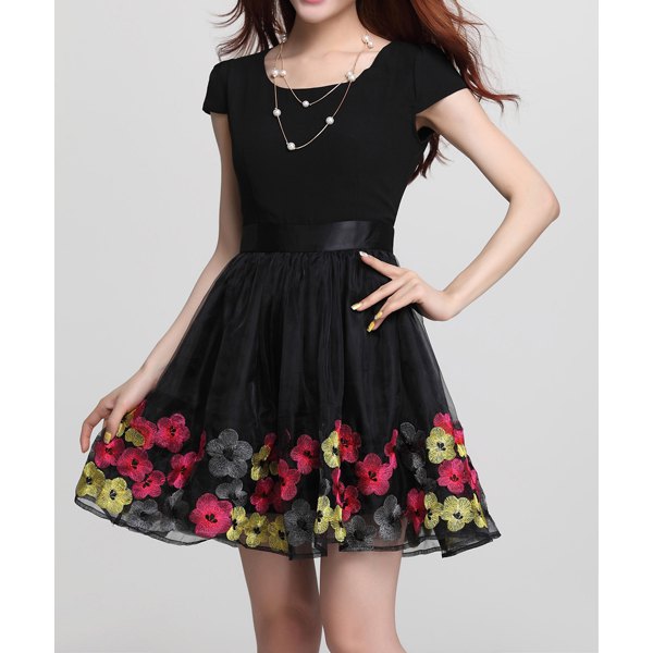 siyah etekleri çiçekli elbise modeli